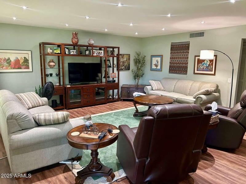 10009 Pleasant Valley Rd, Sun City, AZ 85351
