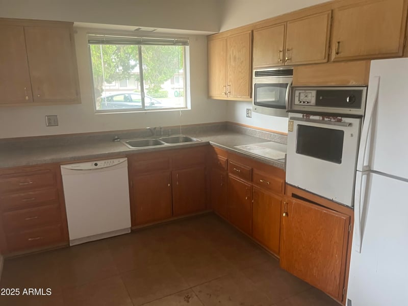 10012 Lakeview Cir, Sun City, AZ 85351