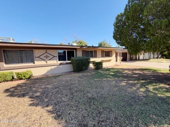 10012 Lakeview Cir, Sun City, AZ 85351