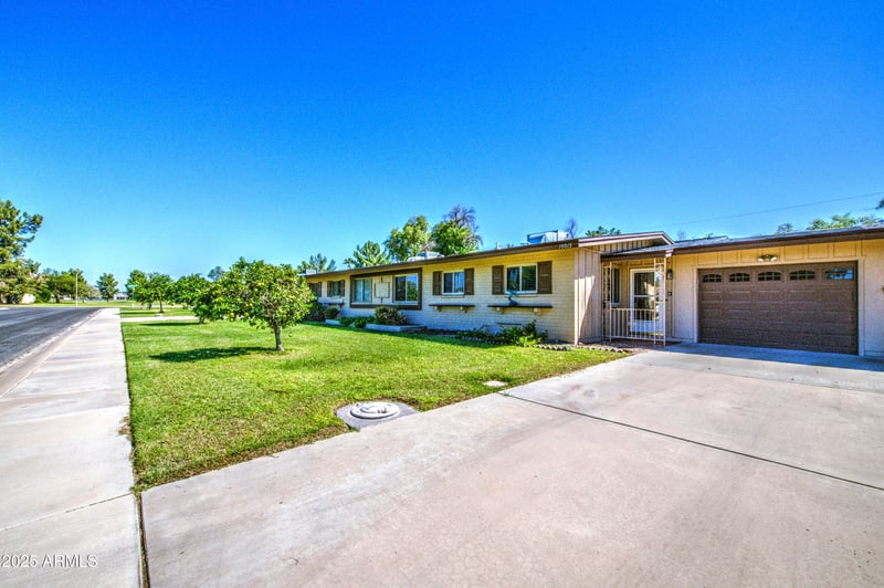 10013 Lakeview Cir, Sun City, AZ 85351