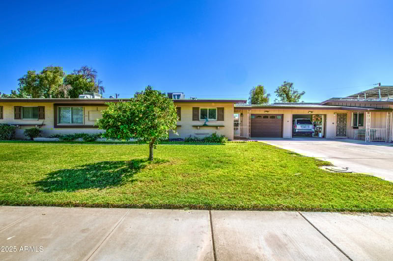 10013 Lakeview Cir, Sun City, AZ 85351