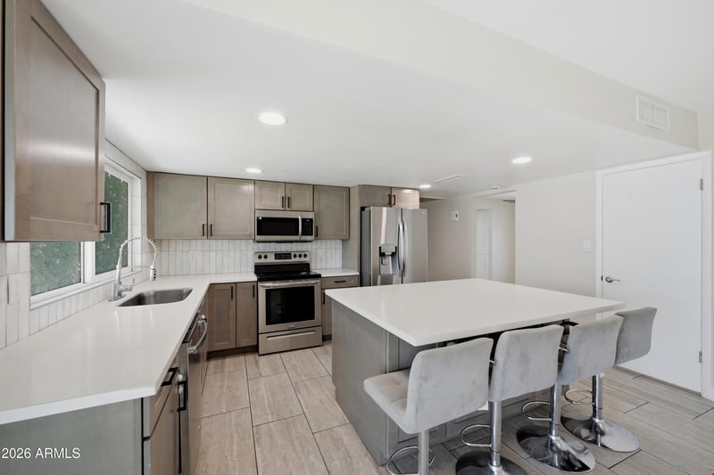 10020 52nd Dr, Glendale, AZ 85302