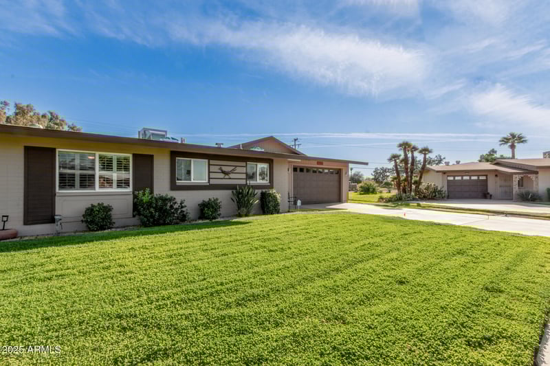 10027 Lakeview Cir, Sun City, AZ 85351