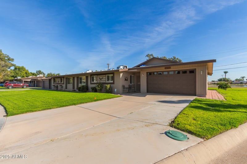 10027 Lakeview Cir, Sun City, AZ 85351