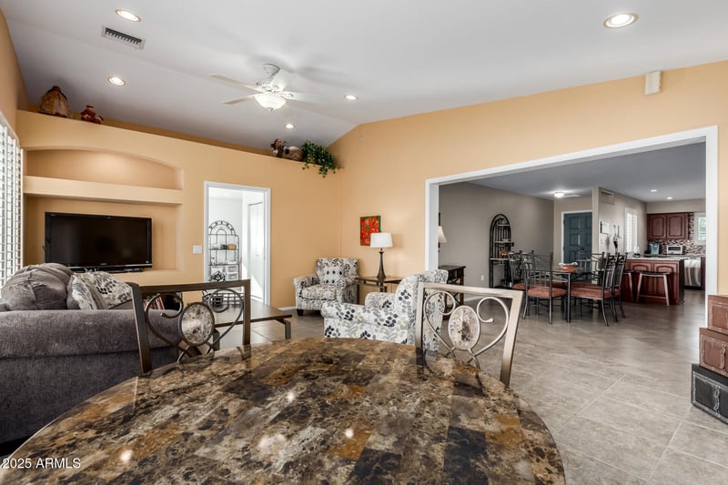 10027 Lakeview Cir, Sun City, AZ 85351