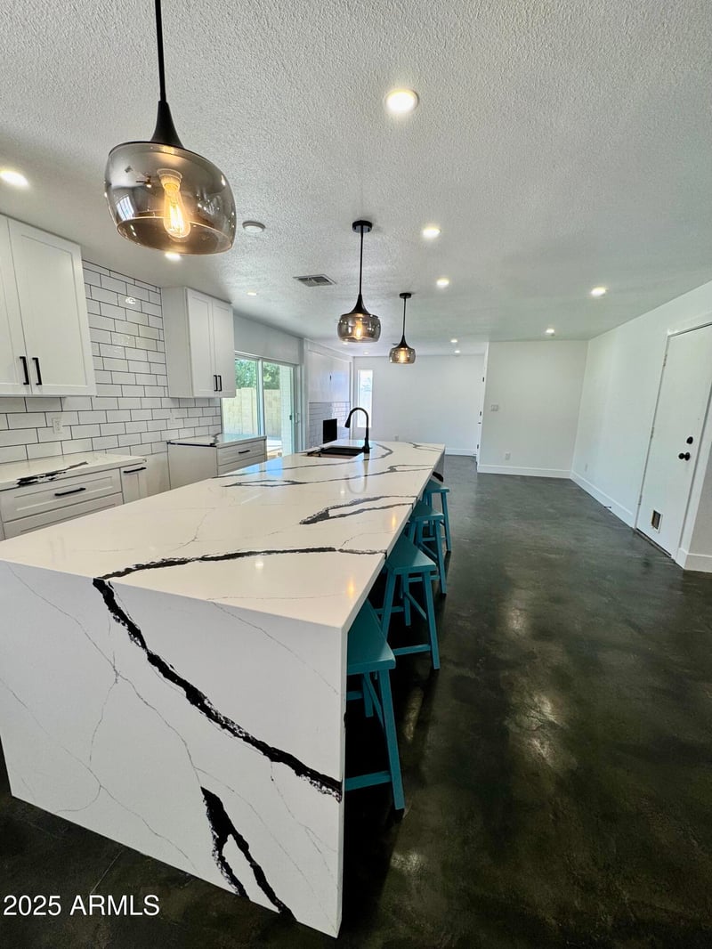 10037 42nd Dr, Phoenix, AZ 85051