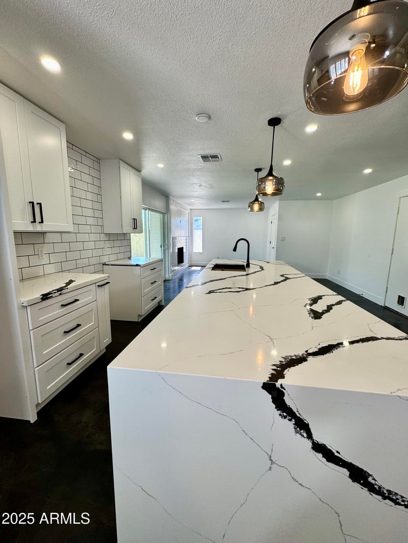 10037 42nd Dr, Phoenix, AZ 85051