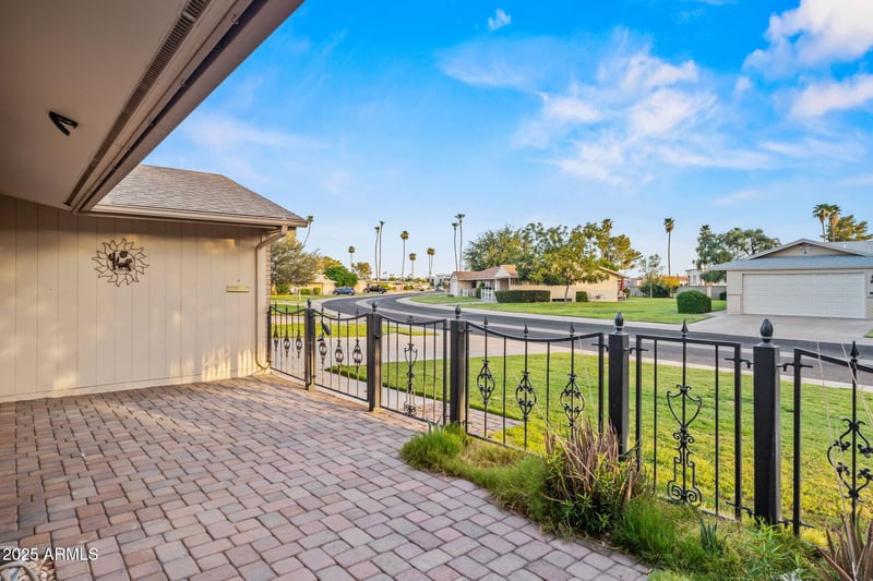10114 Royal Oak Rd, Sun City, AZ 85351