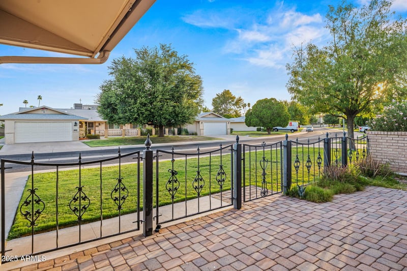 10114 Royal Oak Rd, Sun City, AZ 85351