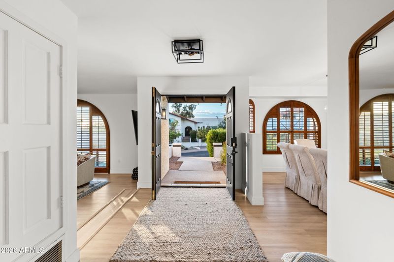 1015 E Country Gables Dr, Phoenix, AZ 85022