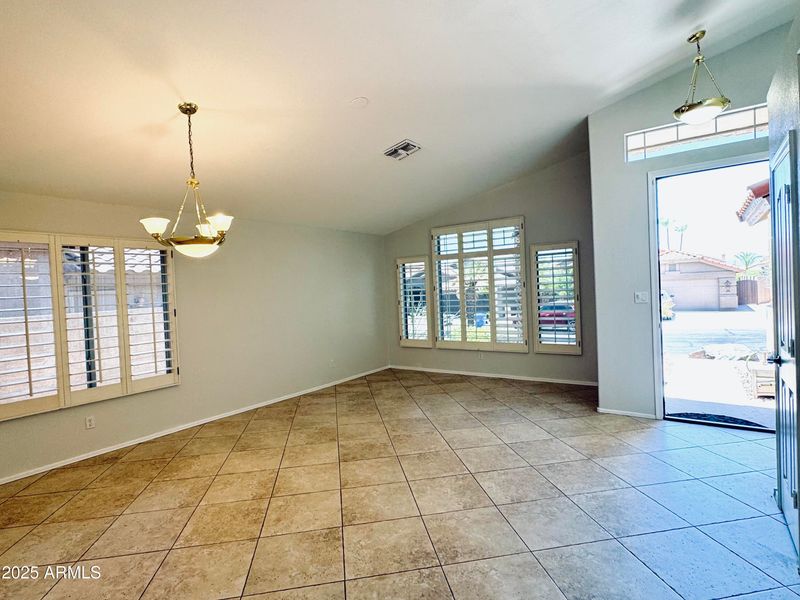 1018 E Hiddenview Dr, Phoenix, AZ 85048