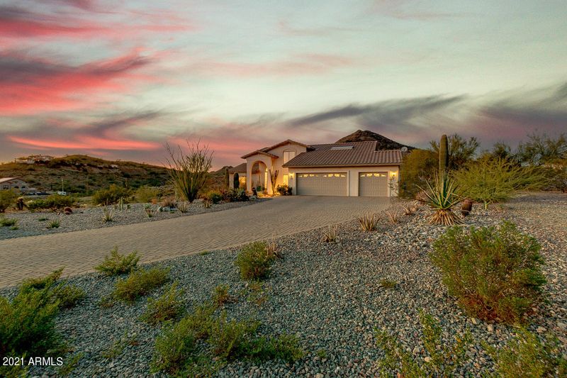 102 E Briles Rd, Phoenix, AZ 85085