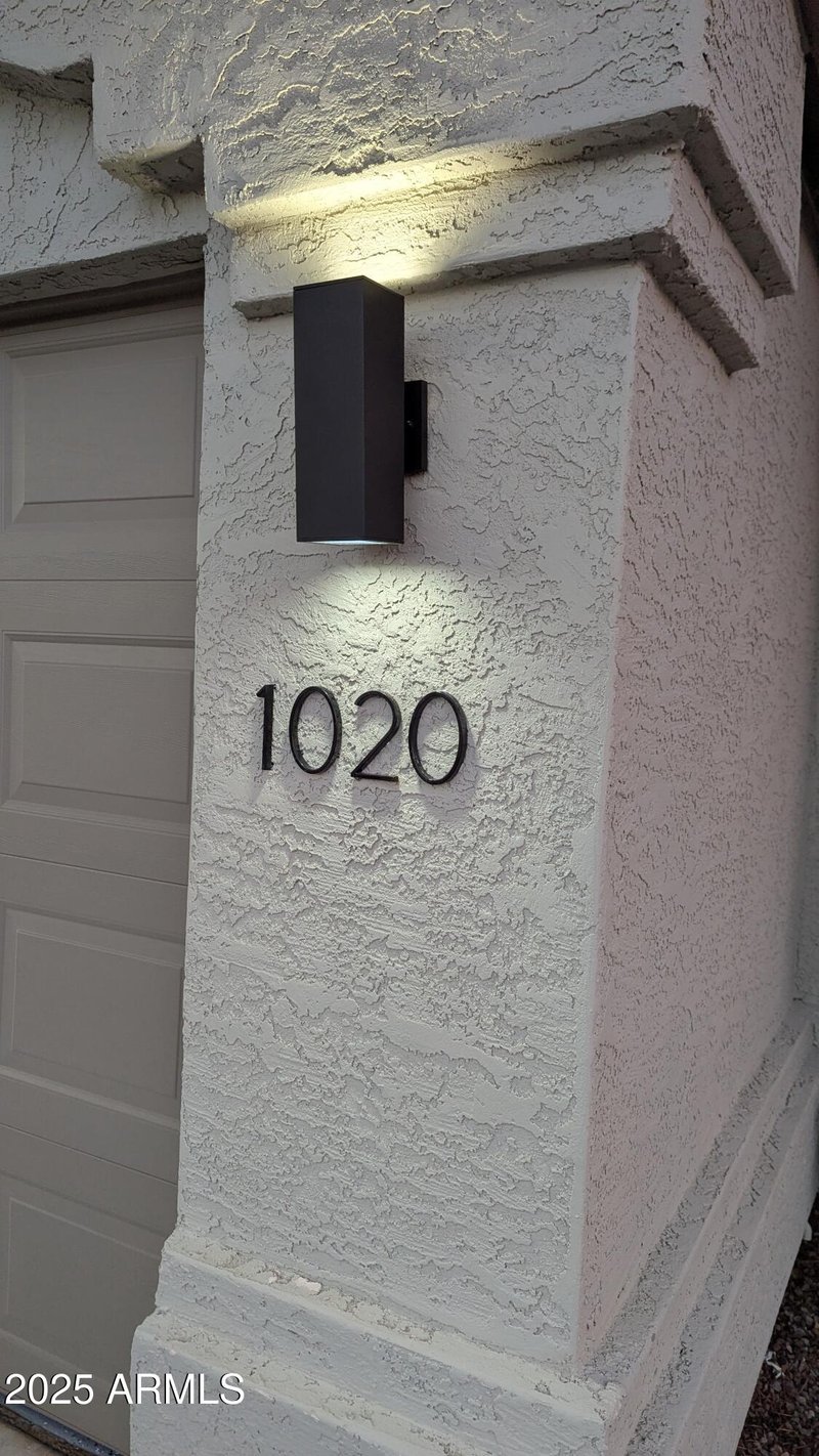 1020 Myrna Ln, Tempe, AZ 85284