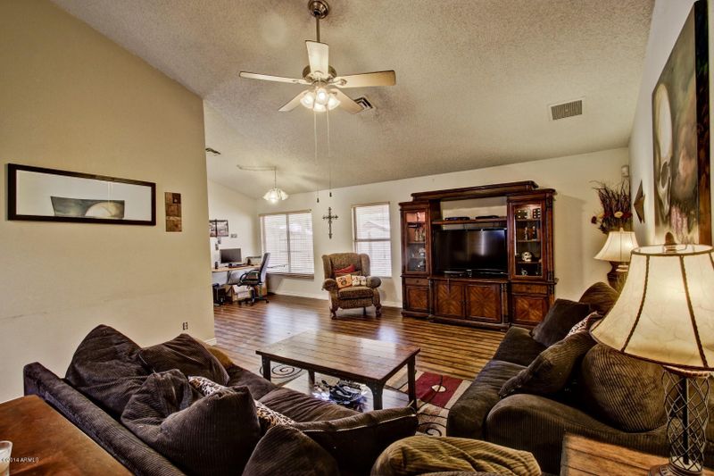 10212 W Minnezona Ave, Phoenix, AZ 85037