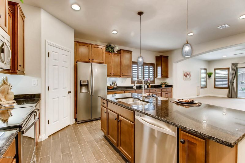 1022 W Spur Dr, Phoenix, AZ 85085