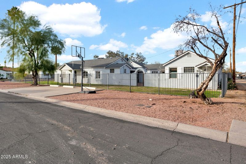 1026 E Clarendon Ave, Phoenix, AZ 85014