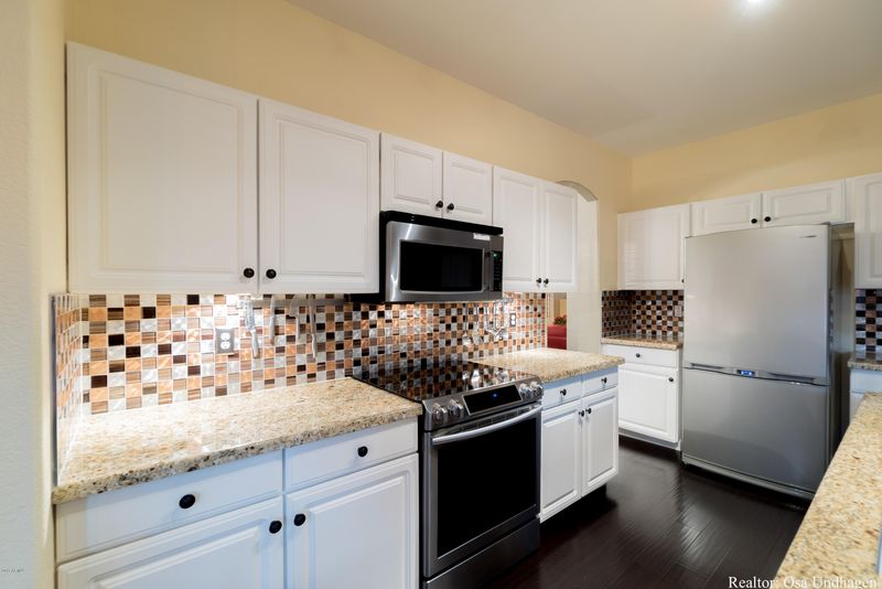 1028 E Silverwood Dr, Phoenix, AZ 85048