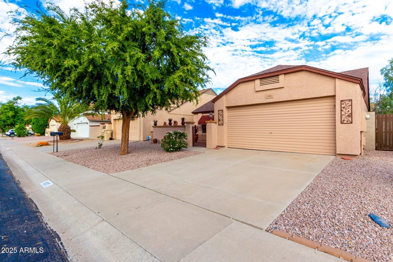 10321 65th Dr, Glendale, AZ 85302