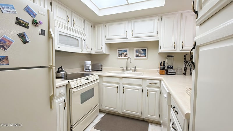 10330 Thunderbird Blvd #B203, Sun City, AZ 85351