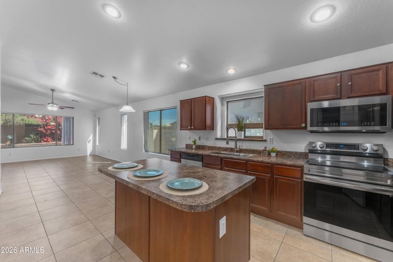 10340 W Albeniz Pl, Tolleson, AZ 85353