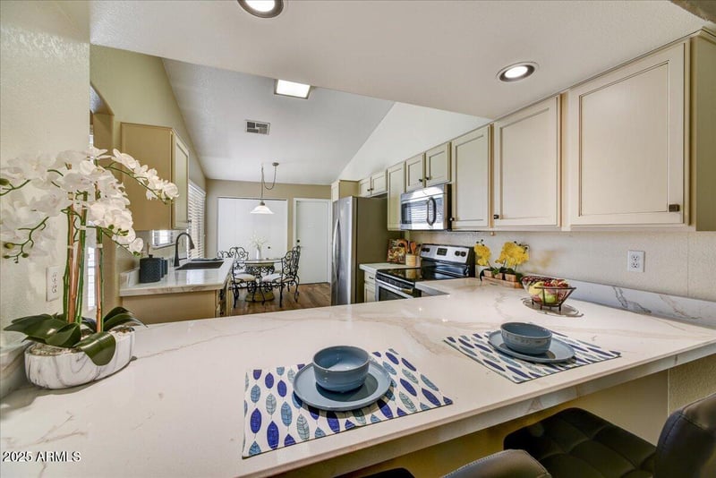 10347 Mohawk Ln, Peoria, AZ 85382