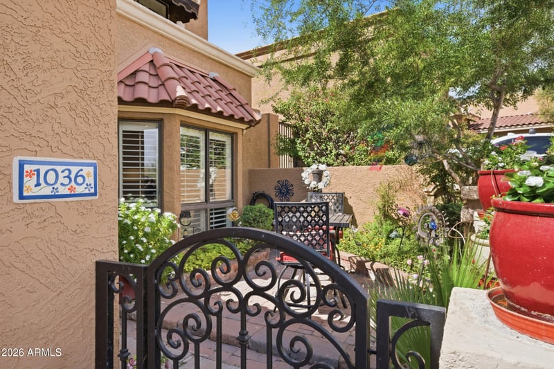 1036 E Shangri La Rd, Phoenix, AZ 85020