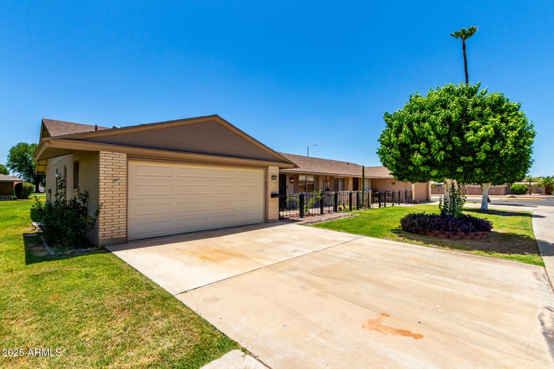 10404 El Capitan Cir, Sun City, AZ 85351