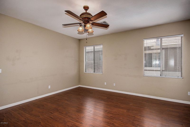 10407 N 52nd Dr, Glendale, AZ 85302