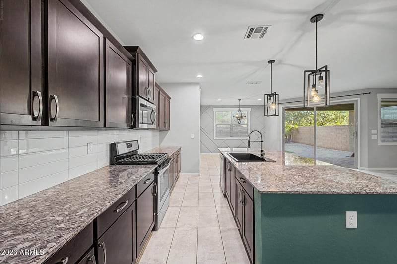 1041 Glen Canyon Dr, San Tan Valley, AZ 85140