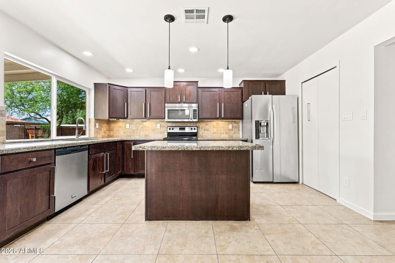 1041 W Kilarea Ave, Mesa, AZ 85210