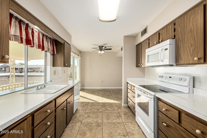 10461 Sutters Gold Ln, Sun City, AZ 85351