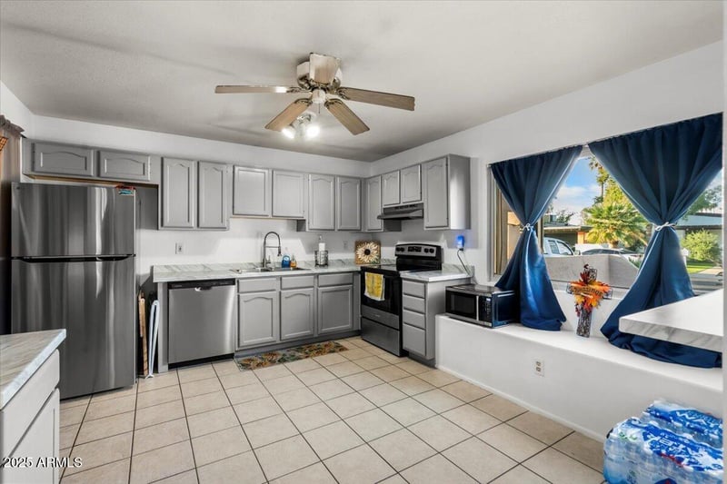 10519 Heatherbrae Dr, Phoenix, AZ 85037