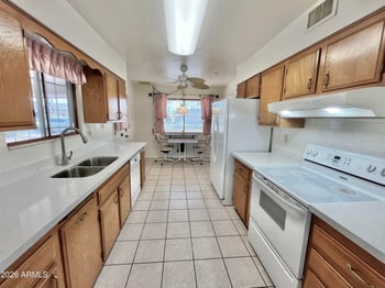 10527 W Prairie Hills Cir, Sun City, AZ 85351