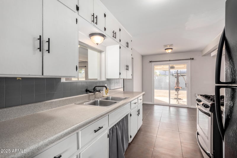 1061 5th St, Mesa, AZ 85201
