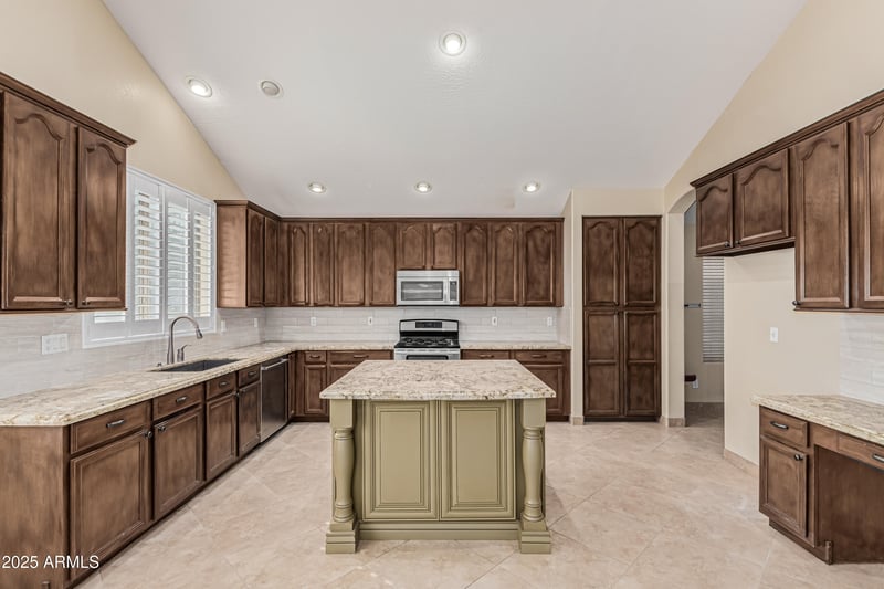 10641 Kilarea Ave, Mesa, AZ 85209