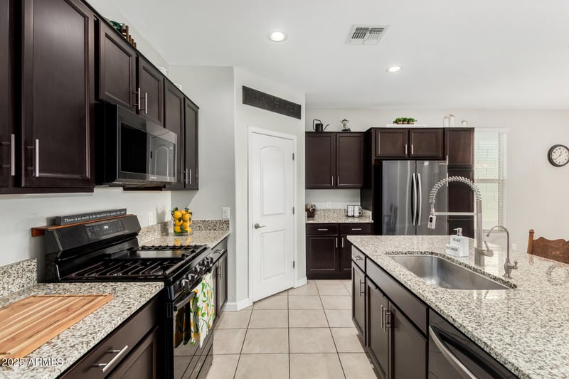 10749 W Swayback Ps, Peoria, AZ 85383