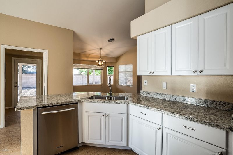10801 W Wagon Wheel Dr, Glendale, AZ 85307
