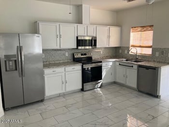10823 70th Ave, Peoria, AZ 85345
