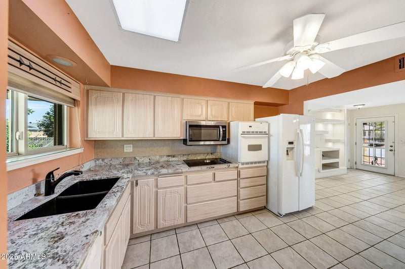 10940 White Mountain Rd, Sun City, AZ 85351