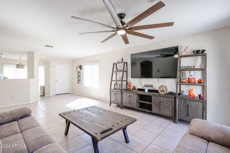 1098 Nardini St, San Tan Valley, AZ 85140