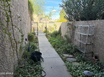 11 Redondo Dr, Tempe, AZ 85282