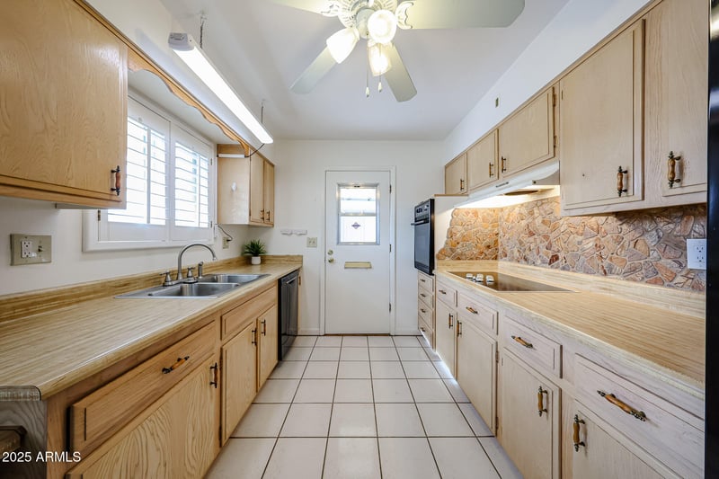 11040 Salem Dr, Sun City, AZ 85351