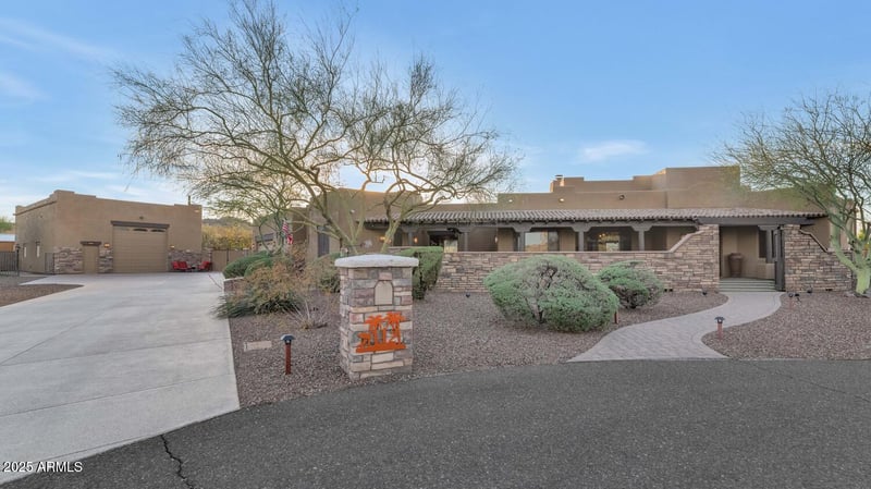 112 Sagebrush Dr, Phoenix, AZ 85085