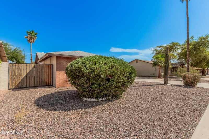 11233 Iroquois Dr, Phoenix, AZ 85044