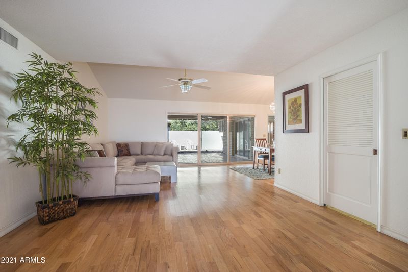 1132 E Orangewood Ave, Phoenix, AZ 85020