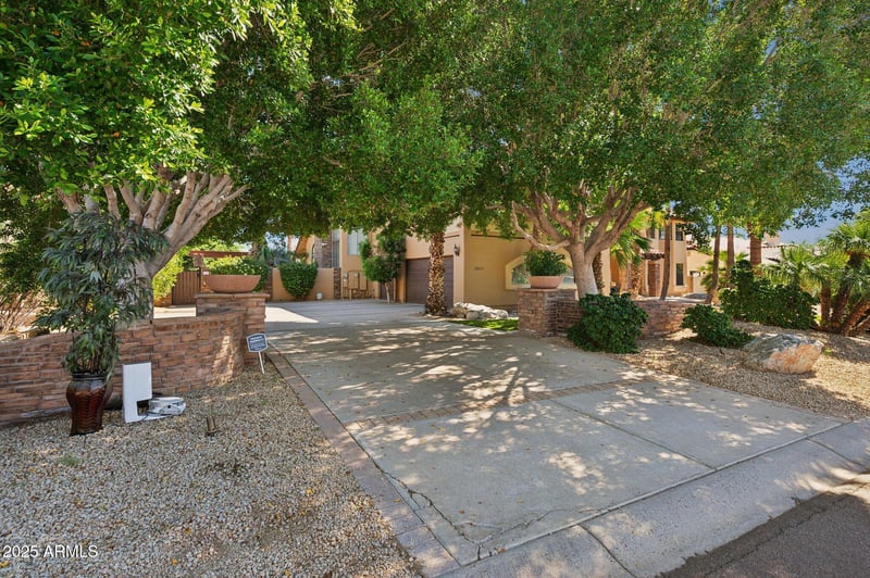 11621 Blackfoot Dr, Phoenix, AZ 85044