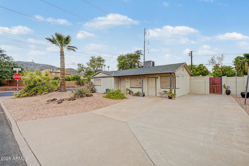 1202 E Becker Ln, Phoenix, AZ 85020