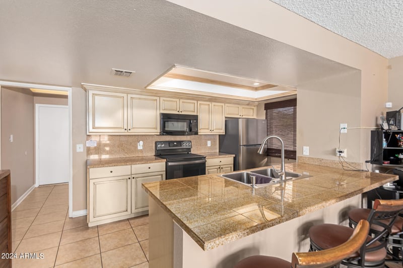 12059 Paiute St, Phoenix, AZ 85044