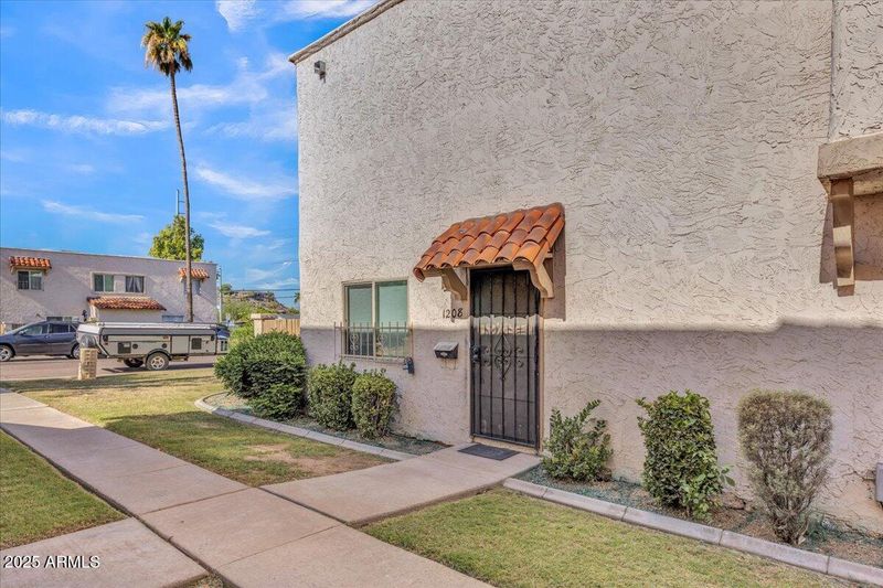 1208 E Lawrence Ln, Phoenix, AZ 85020
