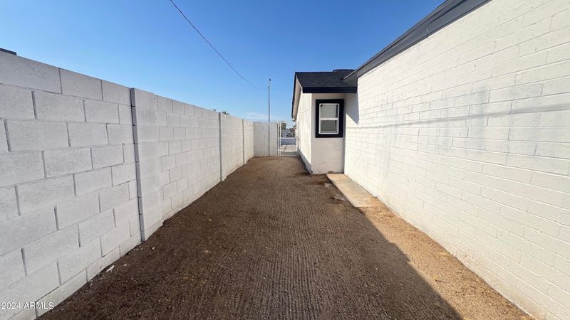 121 E Monte Way, Phoenix, AZ 85042